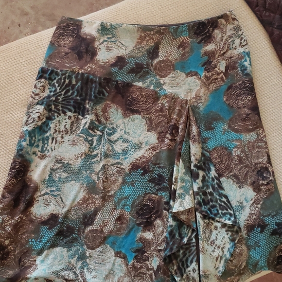 A Line Skirt w/beautiful front ruffle Size 14 - Picture 2 of 6